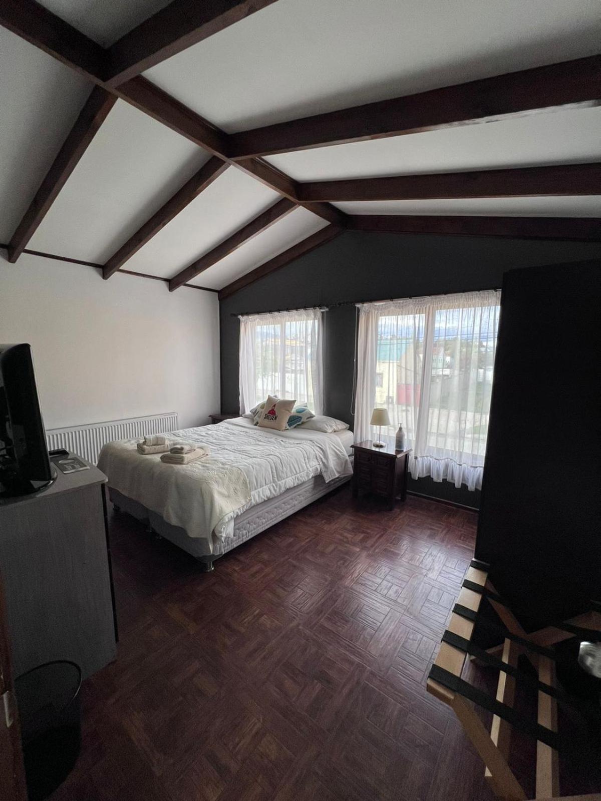 Sheuen Patagonia Hostel ปวยร์โตนาตาเลส ภายนอก รูปภาพ