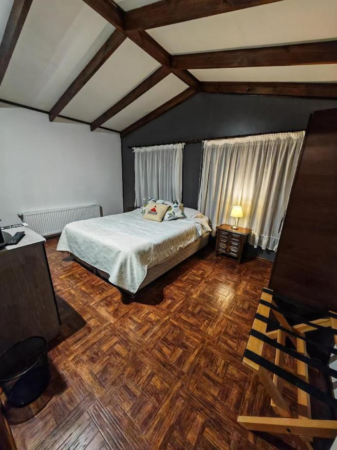 Sheuen Patagonia Hostel ปวยร์โตนาตาเลส ภายนอก รูปภาพ